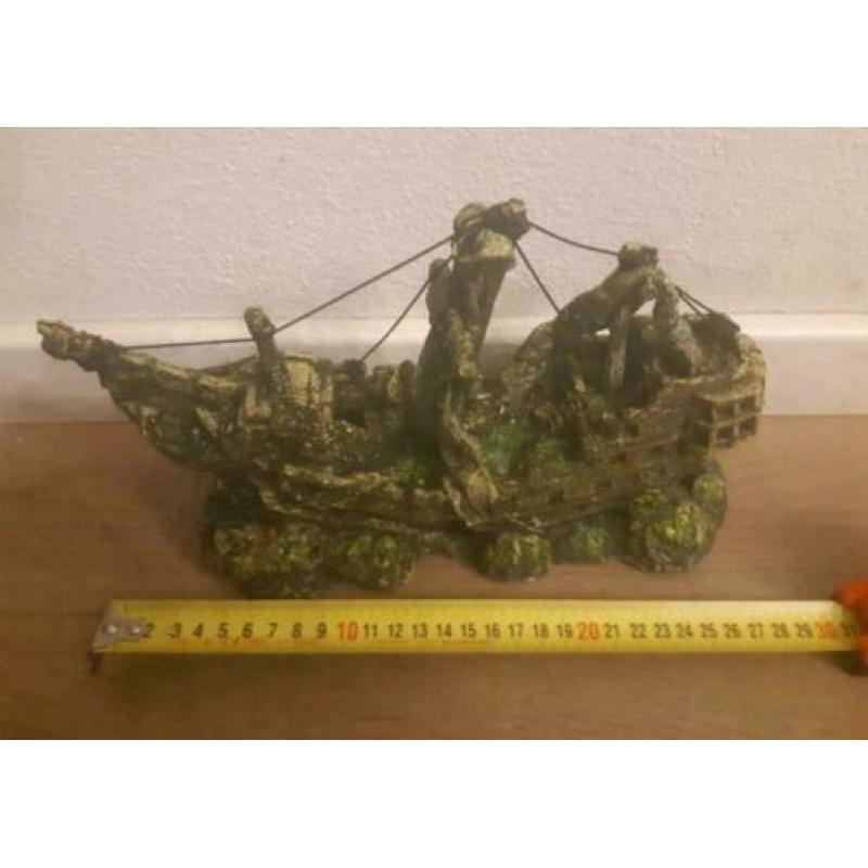 Mooie groot nieuw sierelement: scheepswrak! 10€