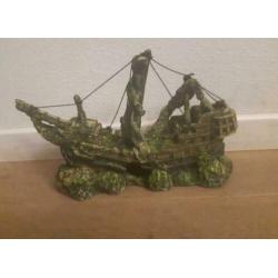 Mooie groot nieuw sierelement: scheepswrak! 10€