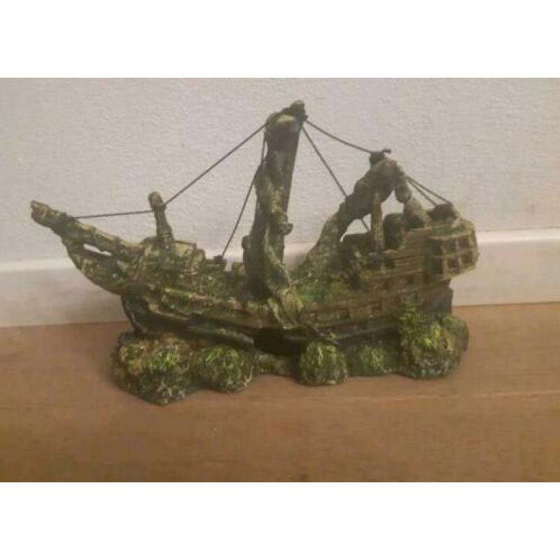 Mooie groot nieuw sierelement: scheepswrak! 10€