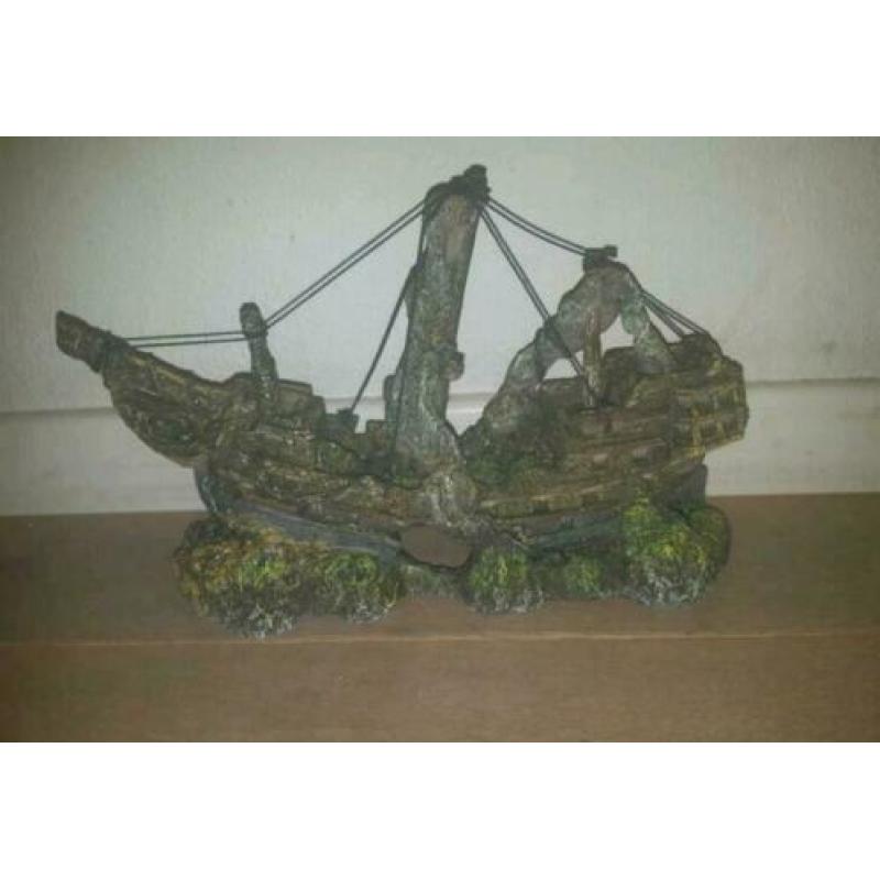 Mooie groot nieuw sierelement: scheepswrak! 10€