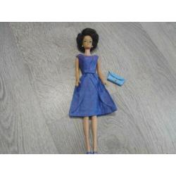 Vintage Barbie bubblecut Brunette met kledij.