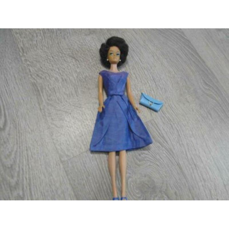 Vintage Barbie bubblecut Brunette met kledij.