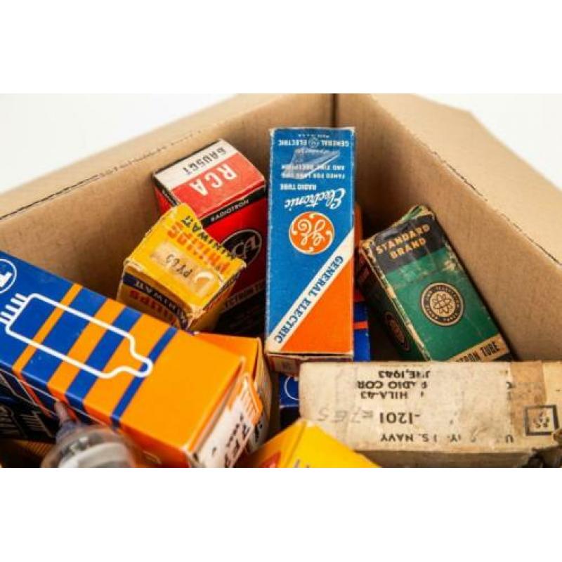 Doos vol met Radiobuizen zoals: DCG4, 6J5GT, ECH21, EF6 etc.