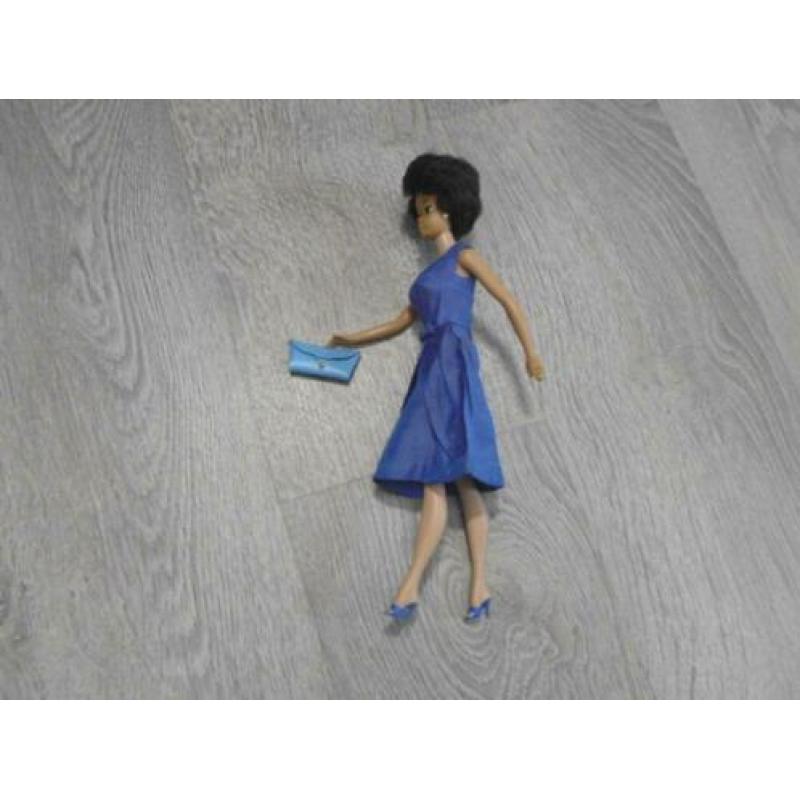 Vintage Barbie bubblecut Brunette met kledij.