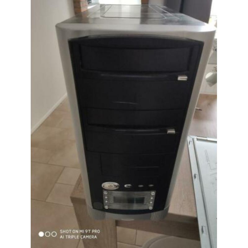 Systeem kast (zonder harde schijf), monitor, toetsenbord en
