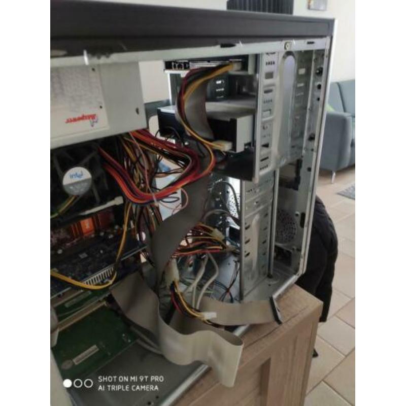 Systeem kast (zonder harde schijf), monitor, toetsenbord en