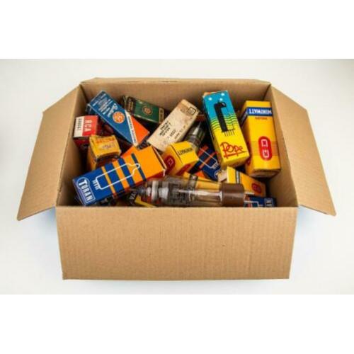 Doos vol met Radiobuizen zoals: DCG4, 6J5GT, ECH21, EF6 etc.