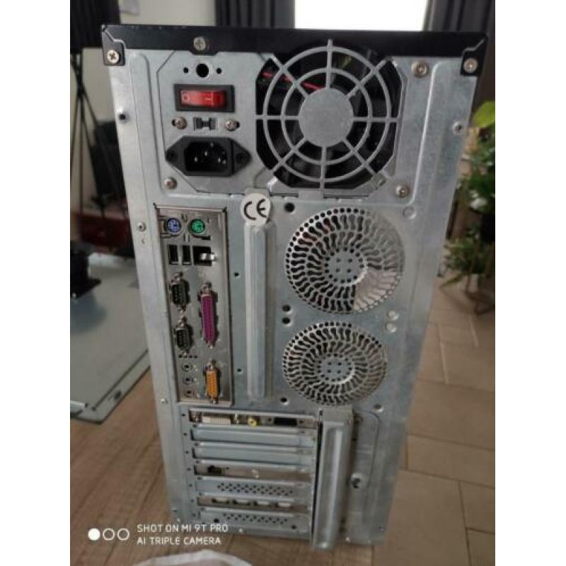 Systeem kast (zonder harde schijf), monitor, toetsenbord en