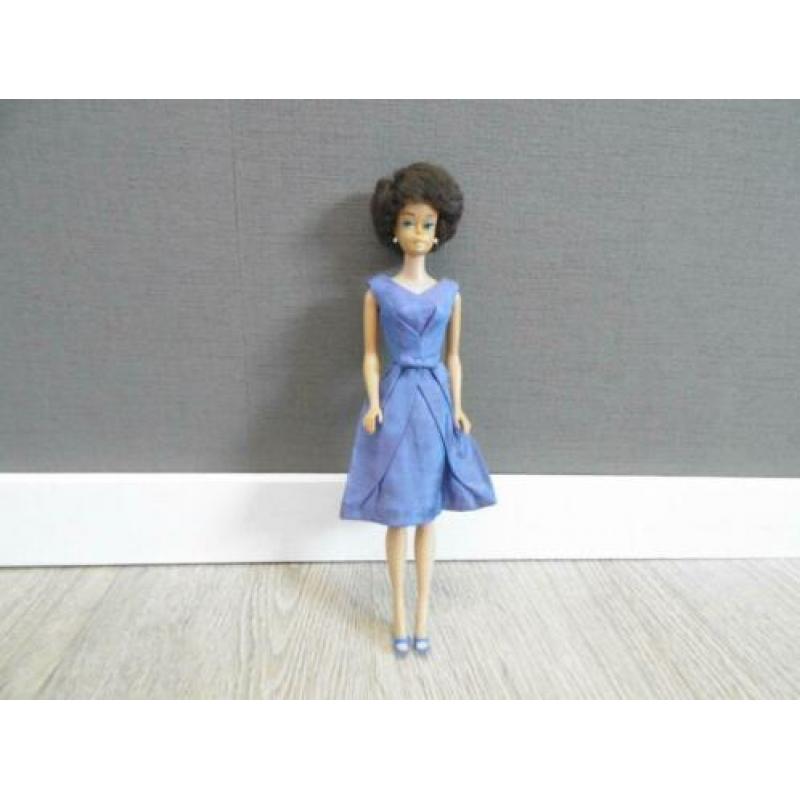 Vintage Barbie bubblecut Brunette met kledij.