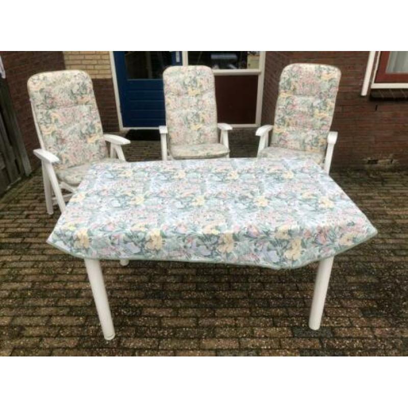 3 tuinstoelen met tafel - wit