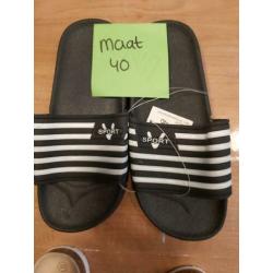 Slippers mt 40 voetbalschoenen mt 38 teenslippers mt35