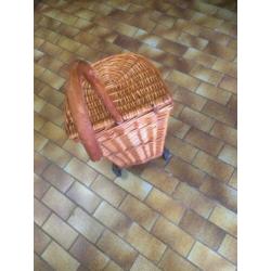 Gevlochten rijdende wasmand