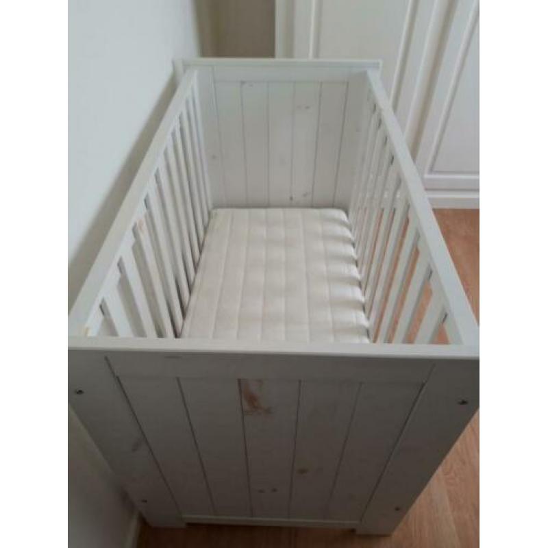 Baby ledikant en commode