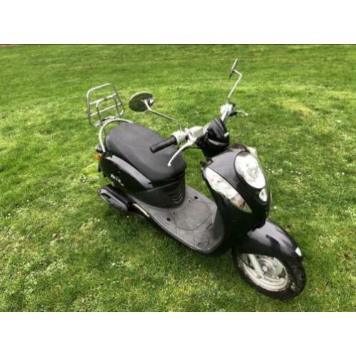 Sym mio snorscooter 25 km blauw kenteken