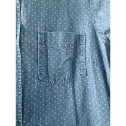 Spijkerblouse met witte stipjes van Hema