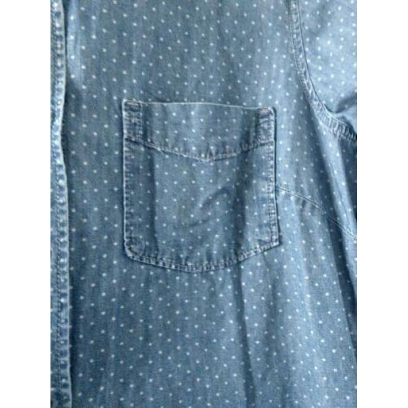 Spijkerblouse met witte stipjes van Hema