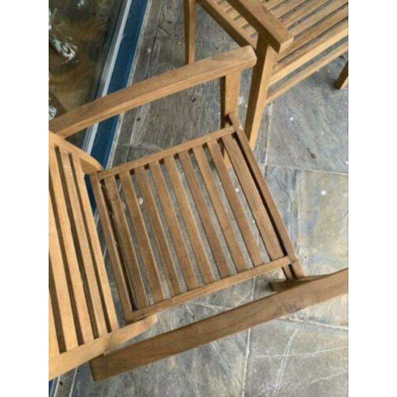 Twee houten tuinstoelen