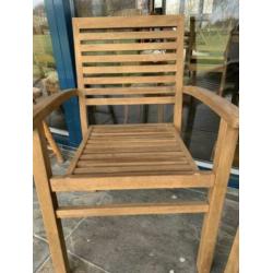 Twee houten tuinstoelen