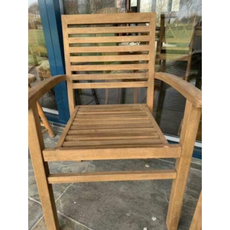 Twee houten tuinstoelen