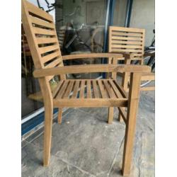 Twee houten tuinstoelen