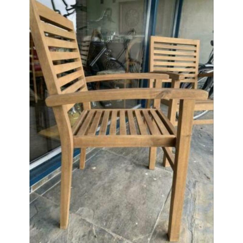 Twee houten tuinstoelen