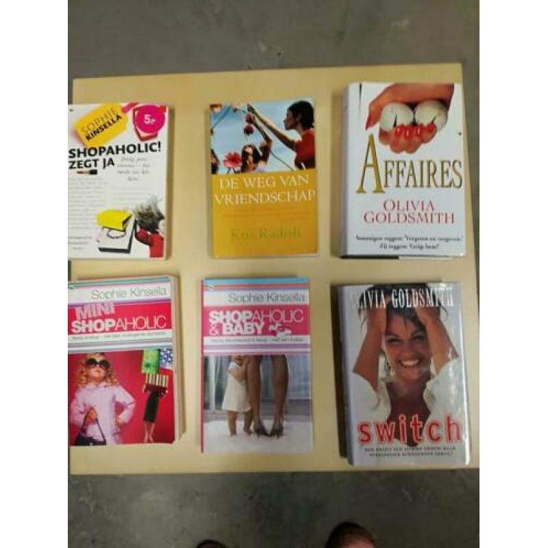 Boekenkast opruiming! €1.00 per boek