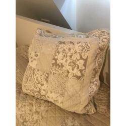 Mooie, beige sprei en kussensloop van Rivièra Maison