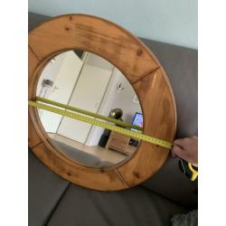 Grote spiegel met houten omlijsting