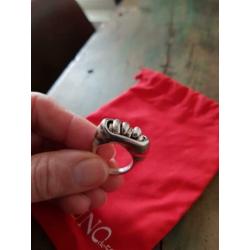 Uno de 50 ring. Nieuw maat 18. Heel apart.