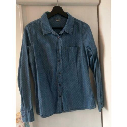 Spijkerblouse met witte stipjes van Hema