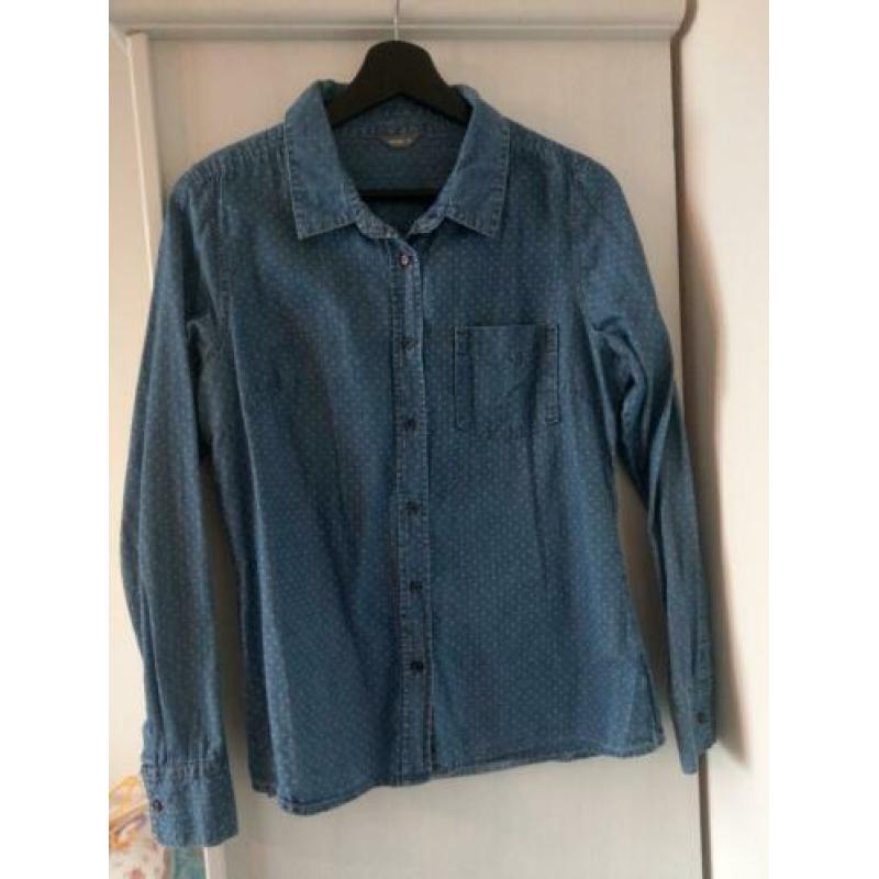 Spijkerblouse met witte stipjes van Hema