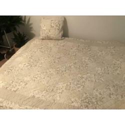 Mooie, beige sprei en kussensloop van Rivièra Maison