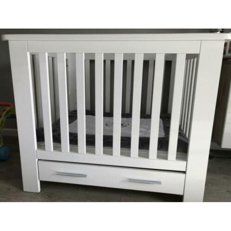 Witte hoogglans box met lade
