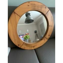Grote spiegel met houten omlijsting