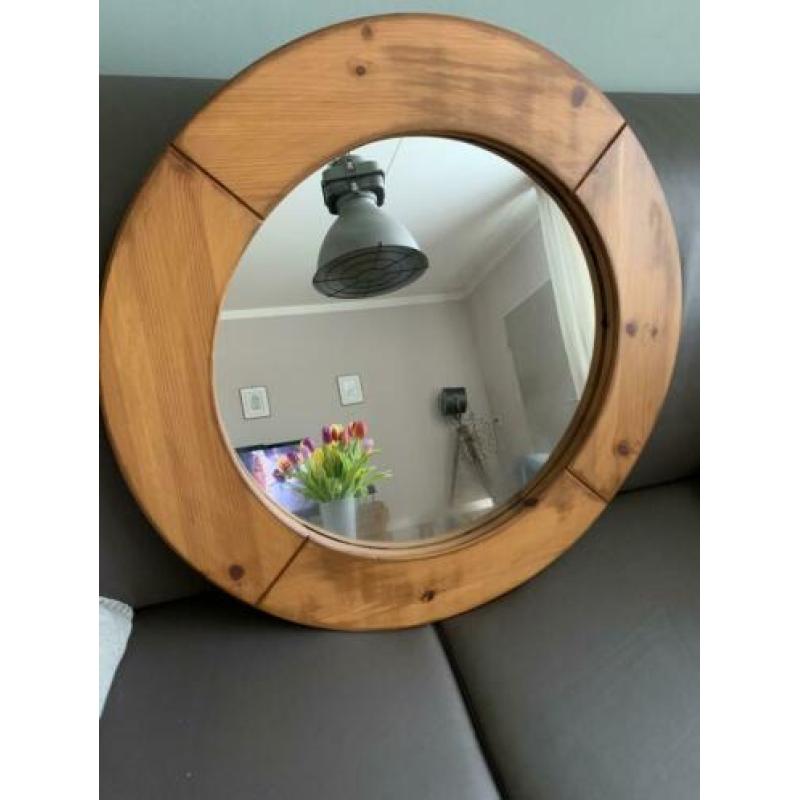 Grote spiegel met houten omlijsting