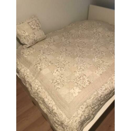 Mooie, beige sprei en kussensloop van Rivièra Maison