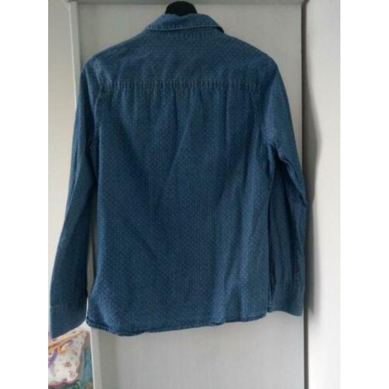 Spijkerblouse met witte stipjes van Hema