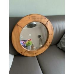 Grote spiegel met houten omlijsting