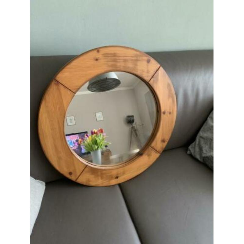 Grote spiegel met houten omlijsting