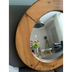 Grote spiegel met houten omlijsting