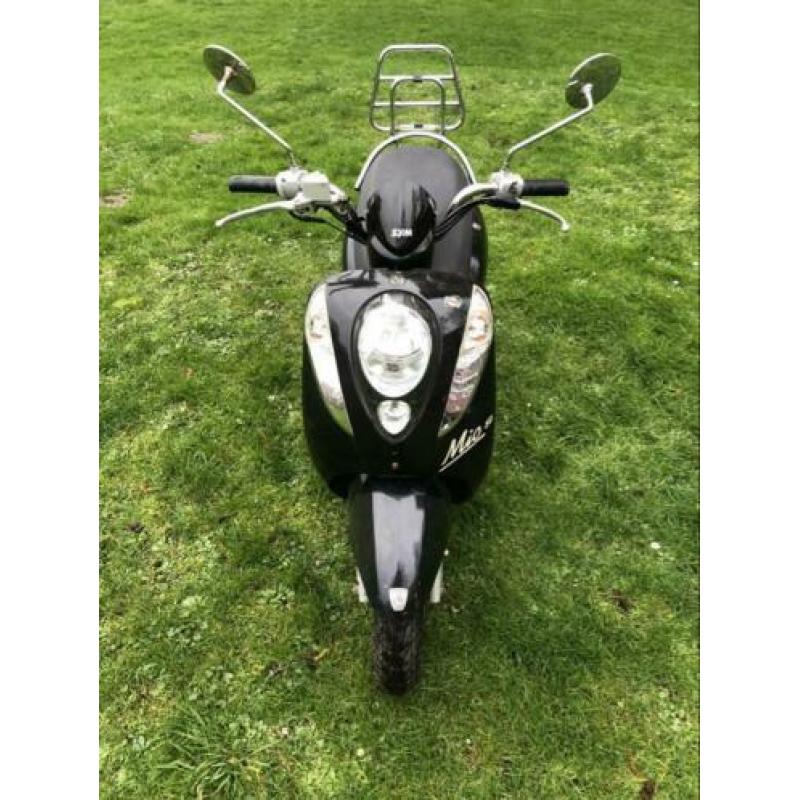 Sym mio snorscooter 25 km blauw kenteken