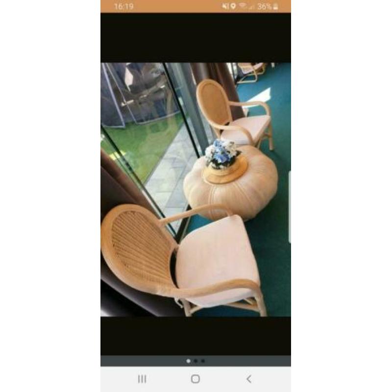 Fraaie bijzet/side tafel met stoelen gemaakt van bamboehout