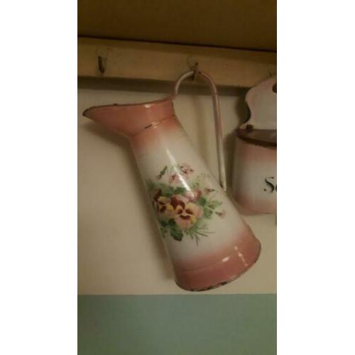 Gebloemde roze emaille waterkan