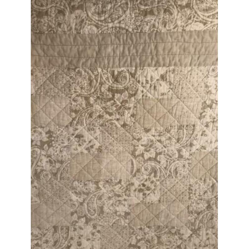 Mooie, beige sprei en kussensloop van Rivièra Maison