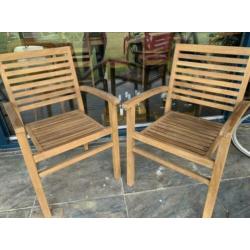 Twee houten tuinstoelen