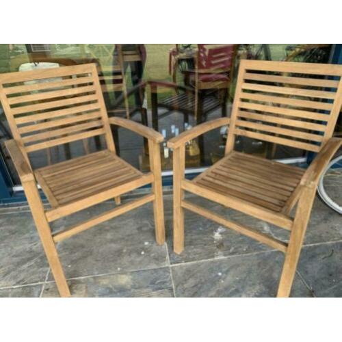 Twee houten tuinstoelen