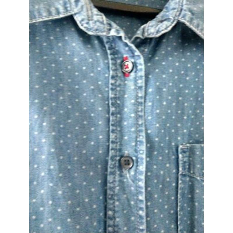 Spijkerblouse met witte stipjes van Hema