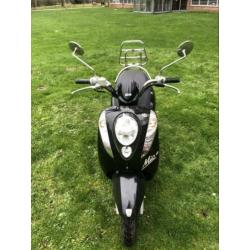 Sym mio snorscooter 25 km blauw kenteken