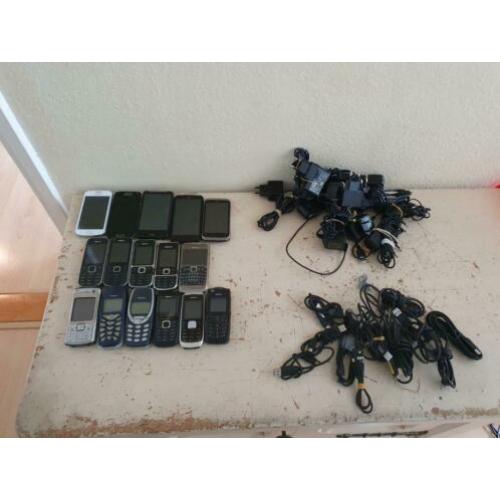 16 Gsm, 10 laders, en 10 losse kabeltjes alles in 1 koop