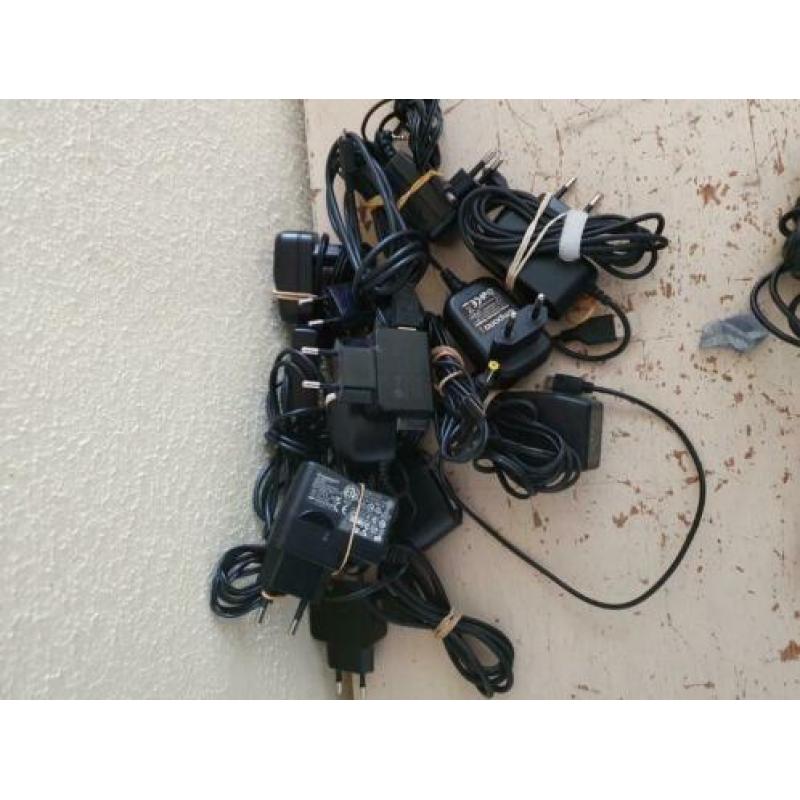 16 Gsm, 10 laders, en 10 losse kabeltjes alles in 1 koop